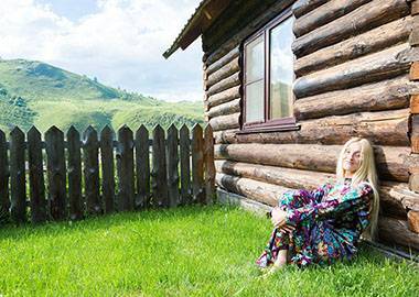 Домик в деревне: как завлечь туристов в сибирские избушки и сделать на этом бизнес