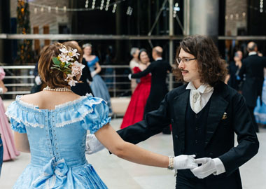 Править бал: как устроена и на чём зарабатывает студия светского танца из Сибири