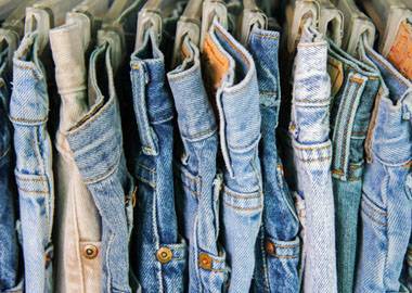 Изнанка сэконд-хендов: кто и сколько зарабатывает на ношеной одежде