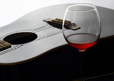 Без бокала нет вокала: как устроена студия, где практикуют не только сольфеджио, но и вино