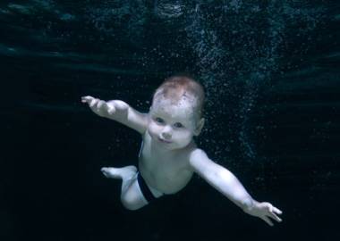 Младенческим брассом: как заработать на грудничковом плавании