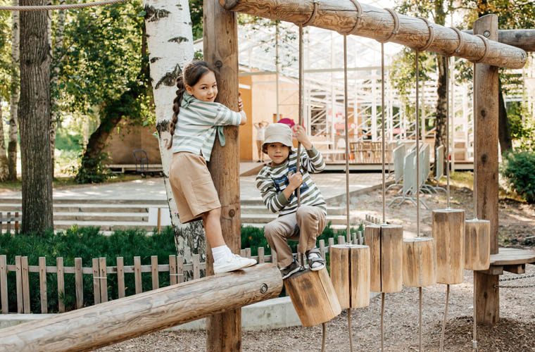 Детская площадка компании «Тайга» Детская площадка компании «Тайга»