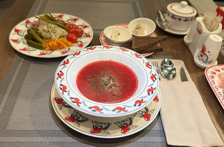 Борщ в ресторане Окно