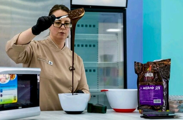 Кондитер Любовь Ратомская