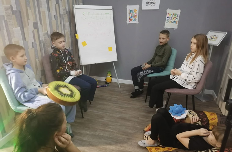 Sense English School - уроки на коридоре