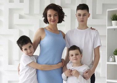 Лола Шурыгина с сыновьями